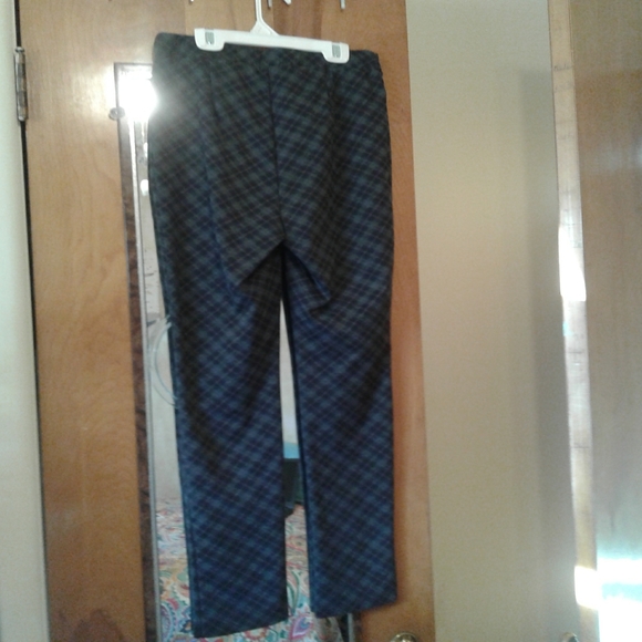 Jules and Leopold pull on pants. - Picture 4 of 5